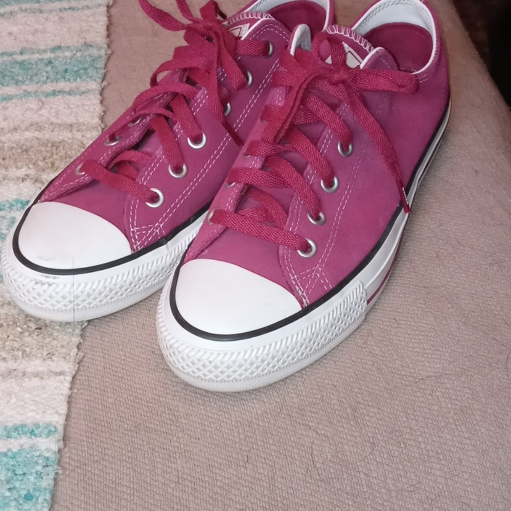 Converse cons rose red skate shoe